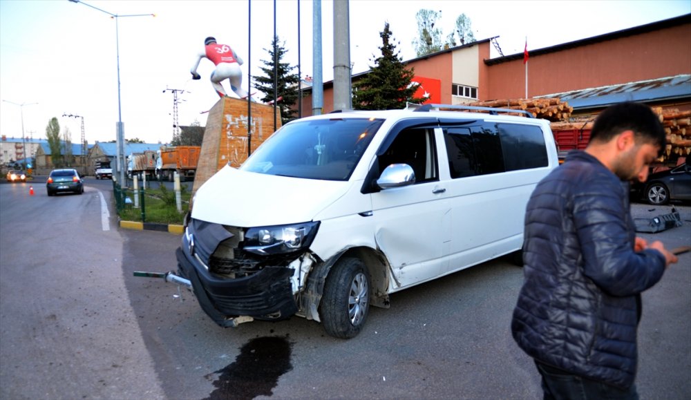 Sarıkamış’ta Maddi Hasarlı Trafik Kazası