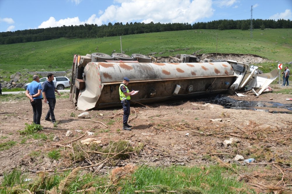 Sarıkamış'ta Zift Yüklü Tanker Devrildi