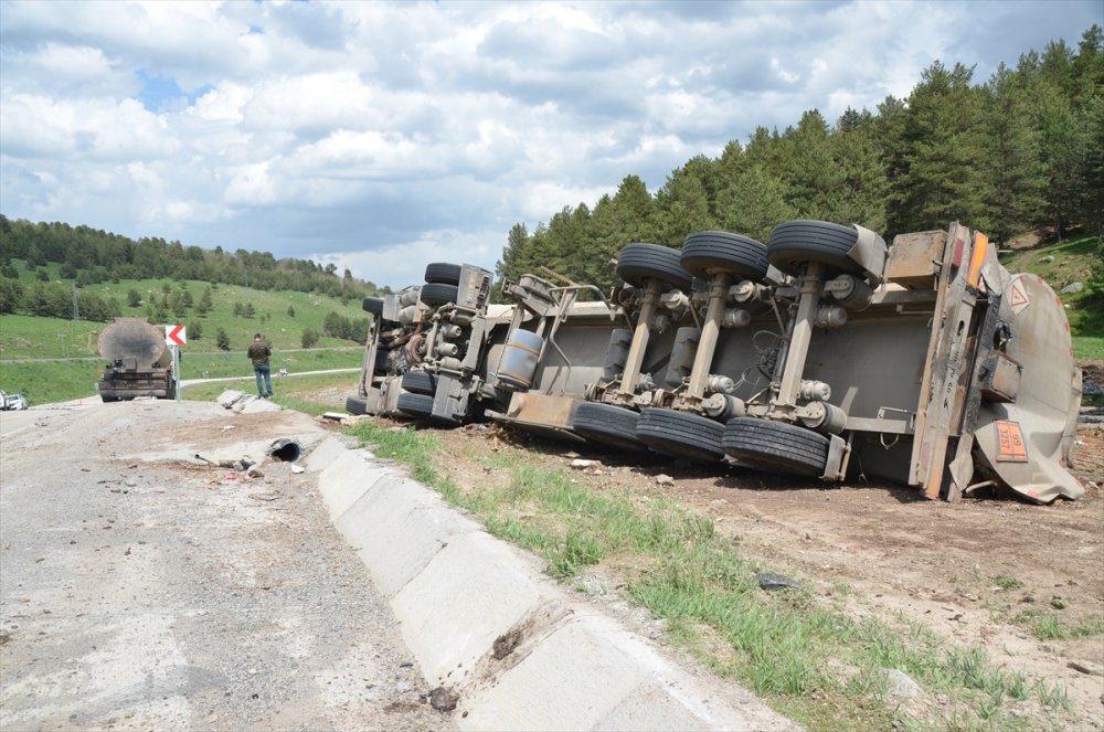 Sarıkamış'ta Zift Yüklü Tanker Devrildi