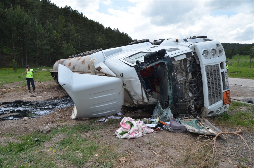 Sarıkamış'ta Zift Yüklü Tanker Devrildi