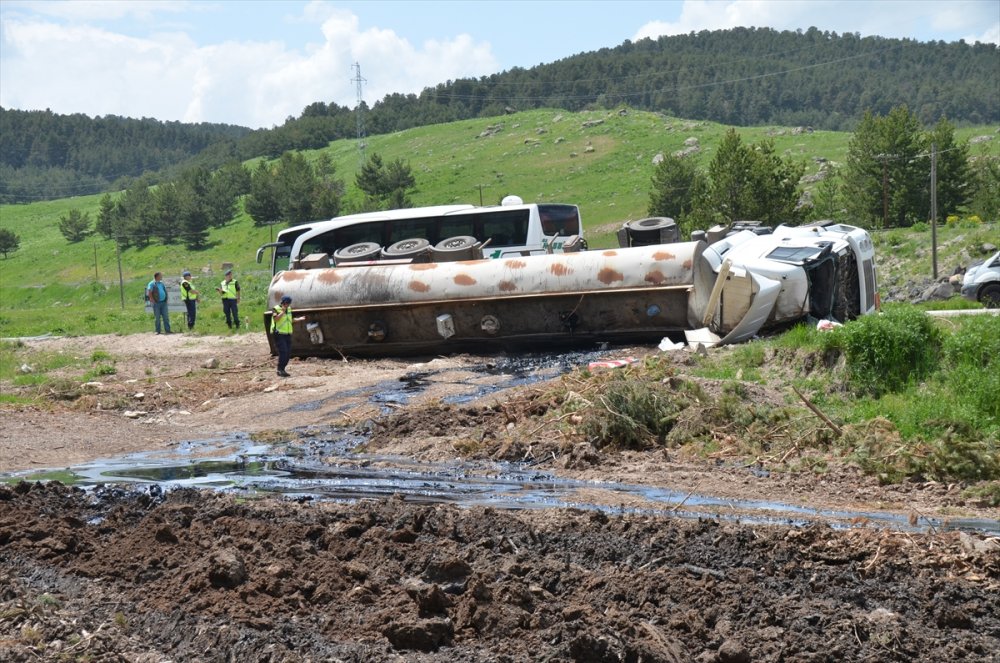 Sarıkamış'ta Zift Yüklü Tanker Devrildi