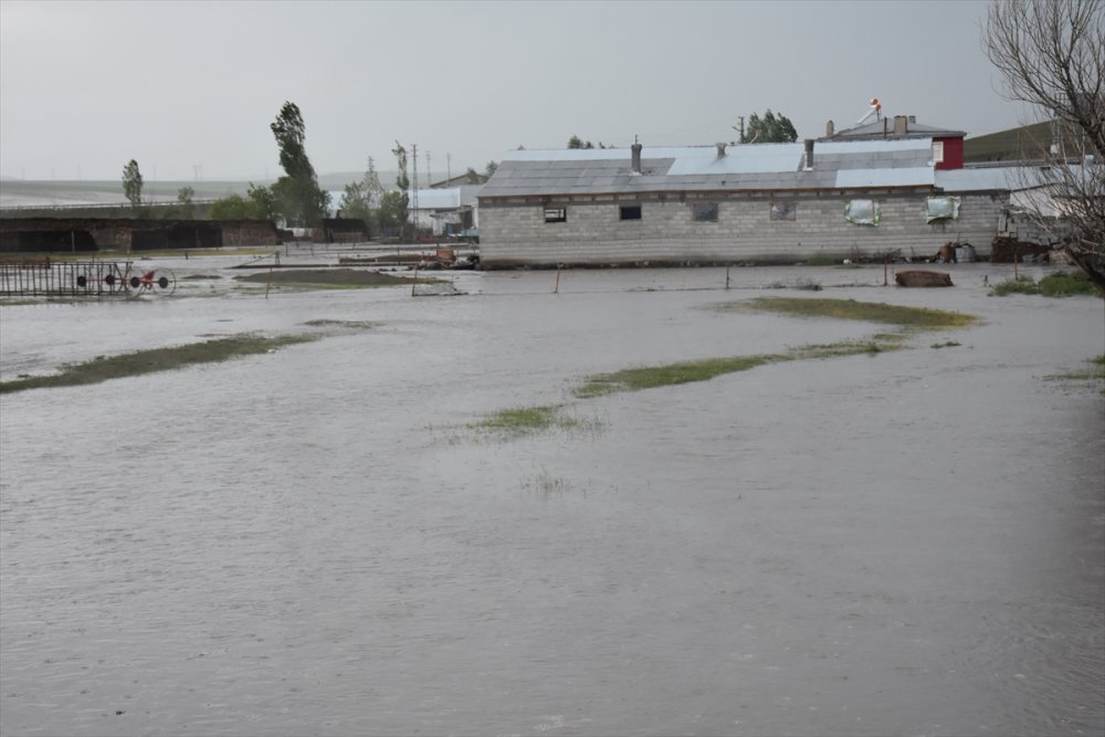 Kars'ta Sağanak Ve Dolu Nedeniyle Evleri Su Bastı