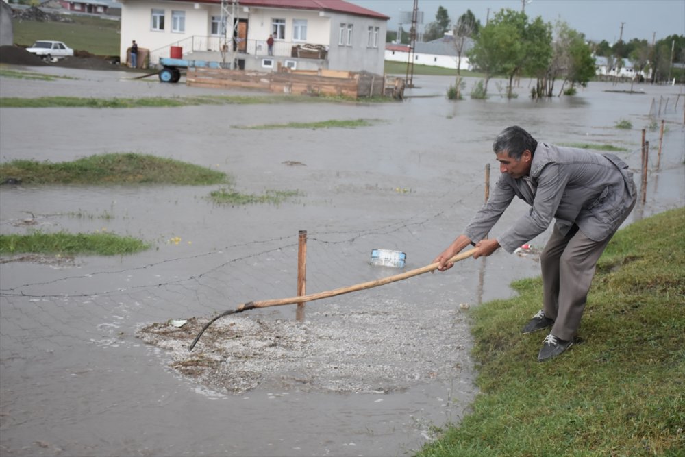 Kars'ta Sağanak Ve Dolu Nedeniyle Evleri Su Bastı