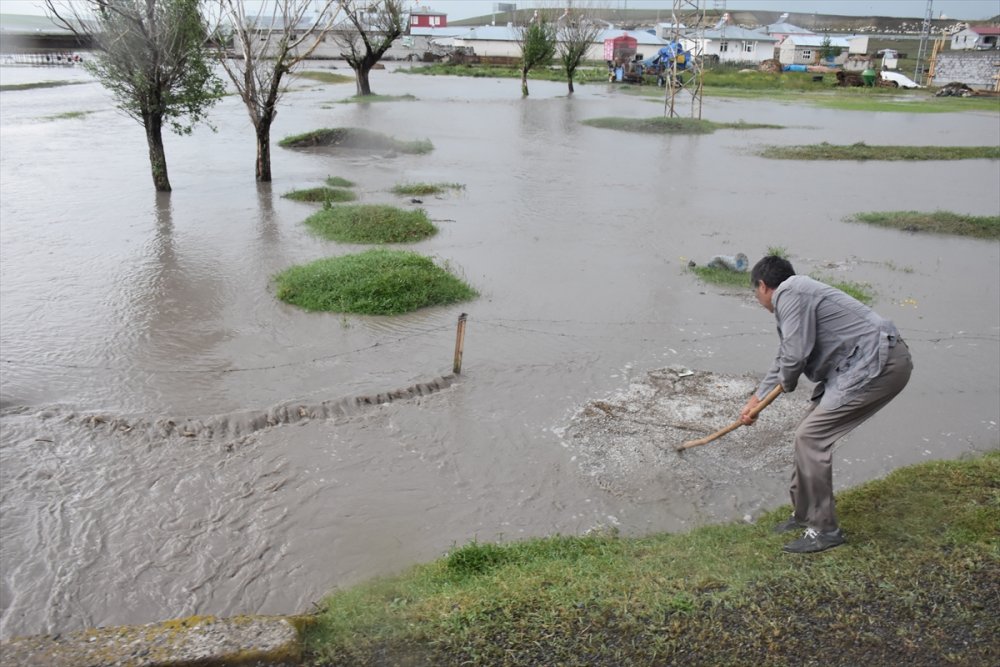 Kars'ta Sağanak Ve Dolu Nedeniyle Evleri Su Bastı