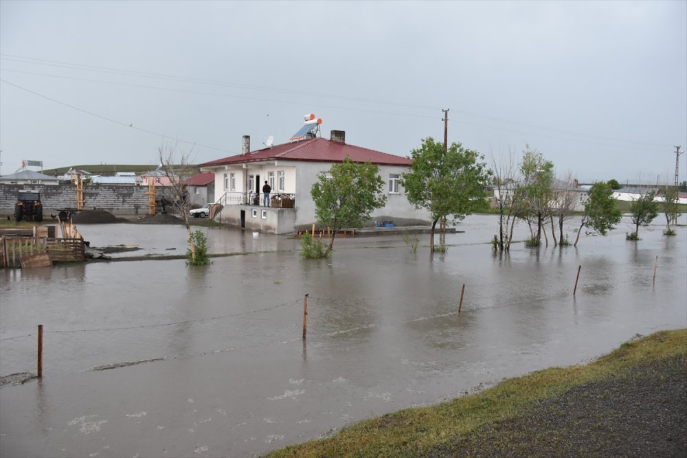 Kars'ta Sağanak Ve Dolu Nedeniyle Evleri Su Bastı