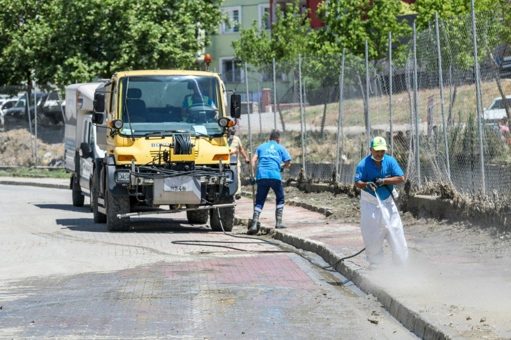 Esenyurt’ta Sel Sonrası Çamur ve Balçık Temizlendi