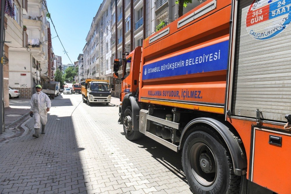 Esenyurt’ta Sel Sonrası Çamur ve Balçık Temizlendi