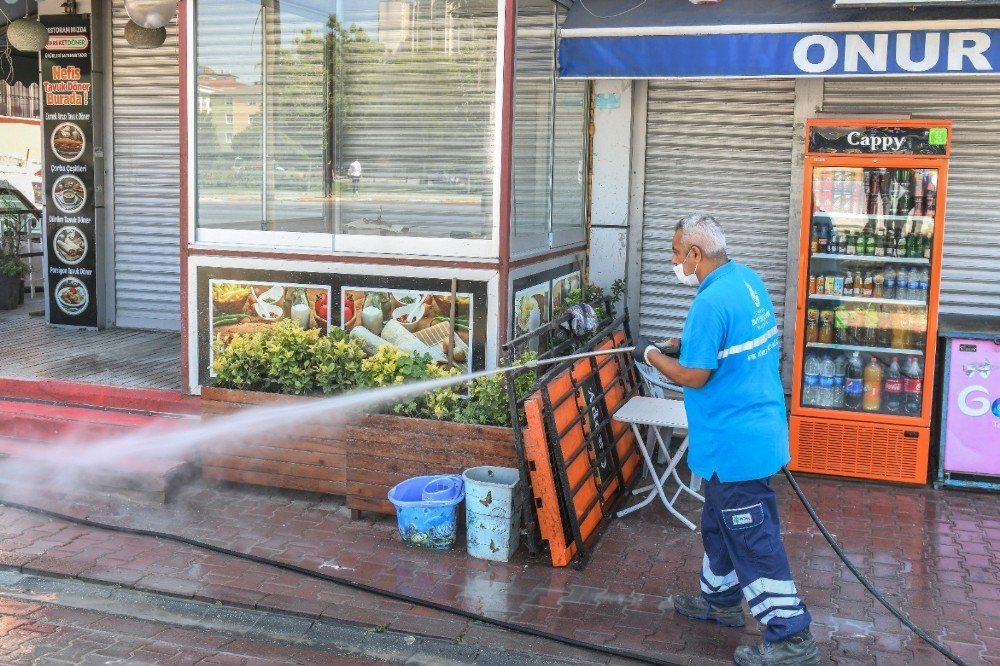 Esenyurt’ta Sel Sonrası Çamur ve Balçık Temizlendi