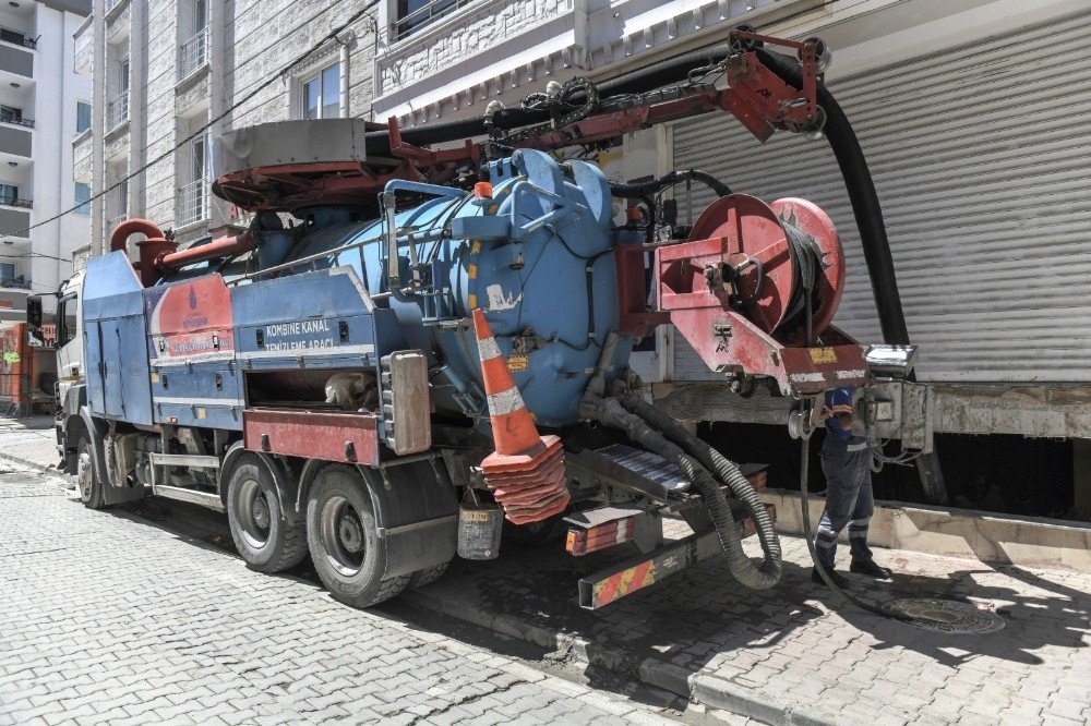 Esenyurt’ta Sel Sonrası Çamur ve Balçık Temizlendi