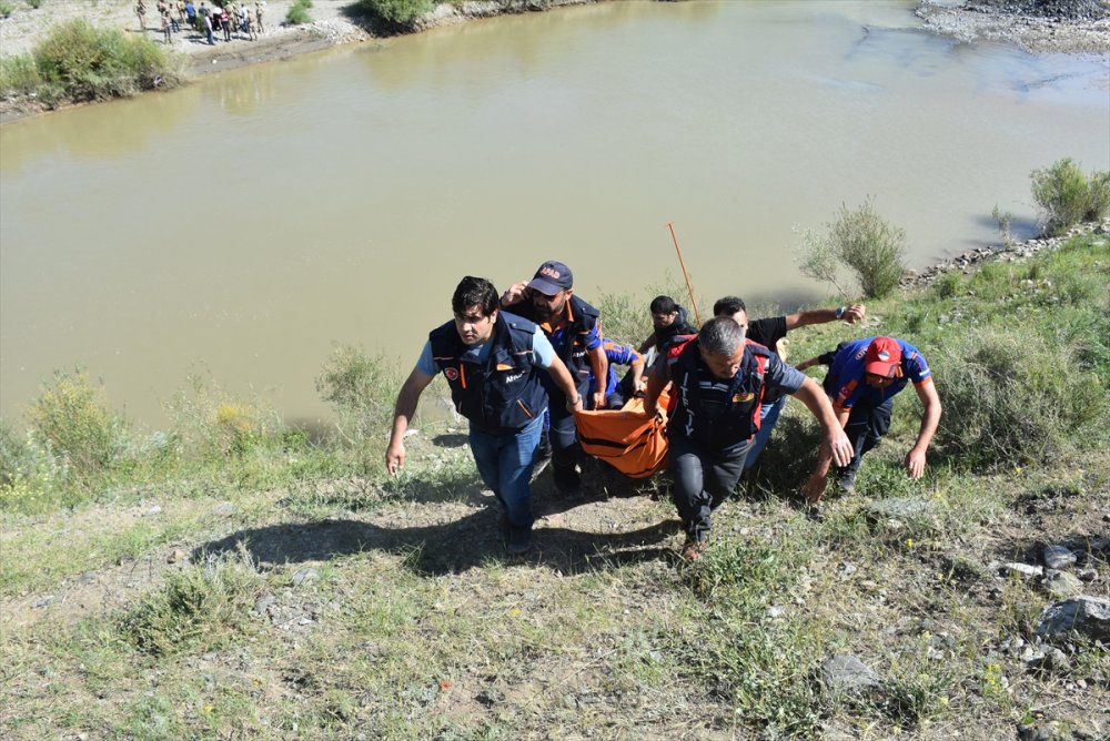 Serinlemek İçin Aras Nehrin'e Giren Gencin Cesedi Bulundu