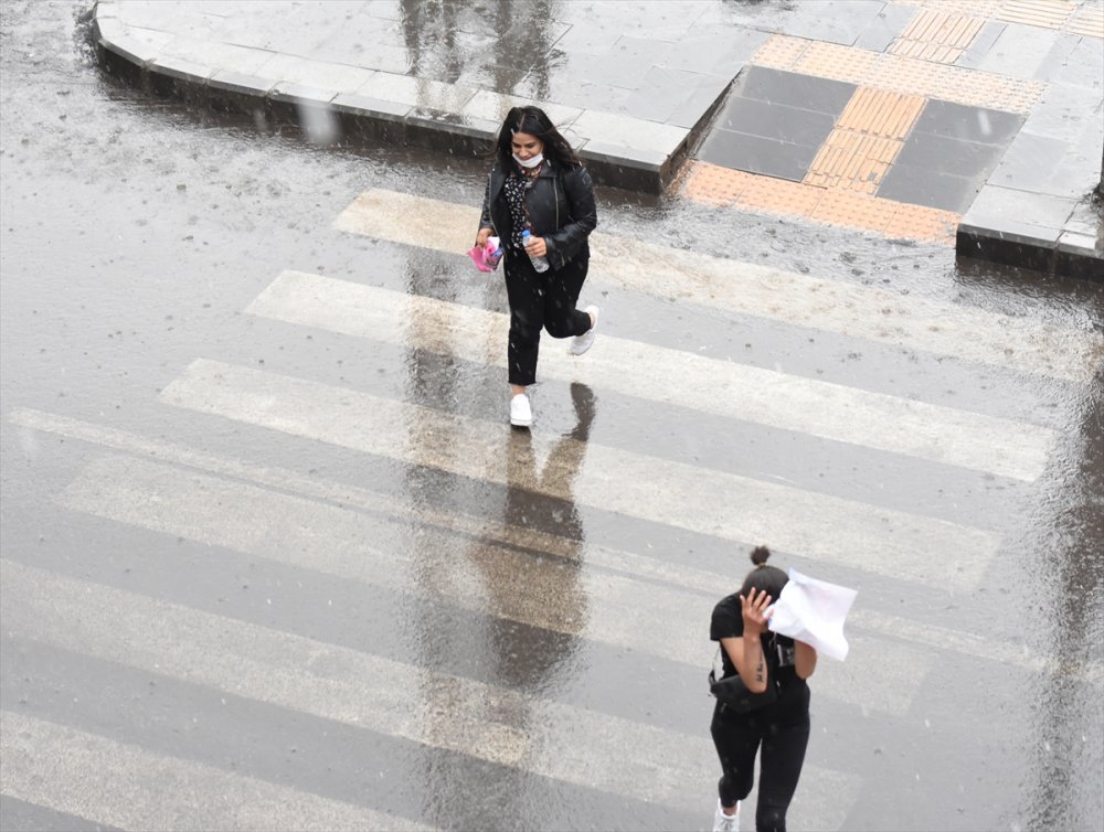 Kars'ta Sağanak Yağış ve Dolu