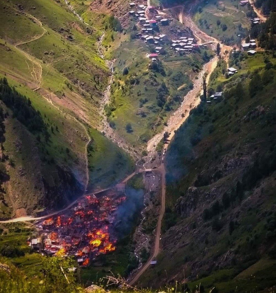 Artvin’in Yusufeli İlçesi Sahlepçiler Köyündeki Yangın Kontrol Altına Alınmaya Çalışılıyor