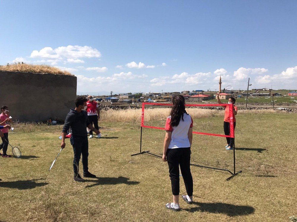 Kars | Köylü Gençlere Spor Malzemesi Verildi