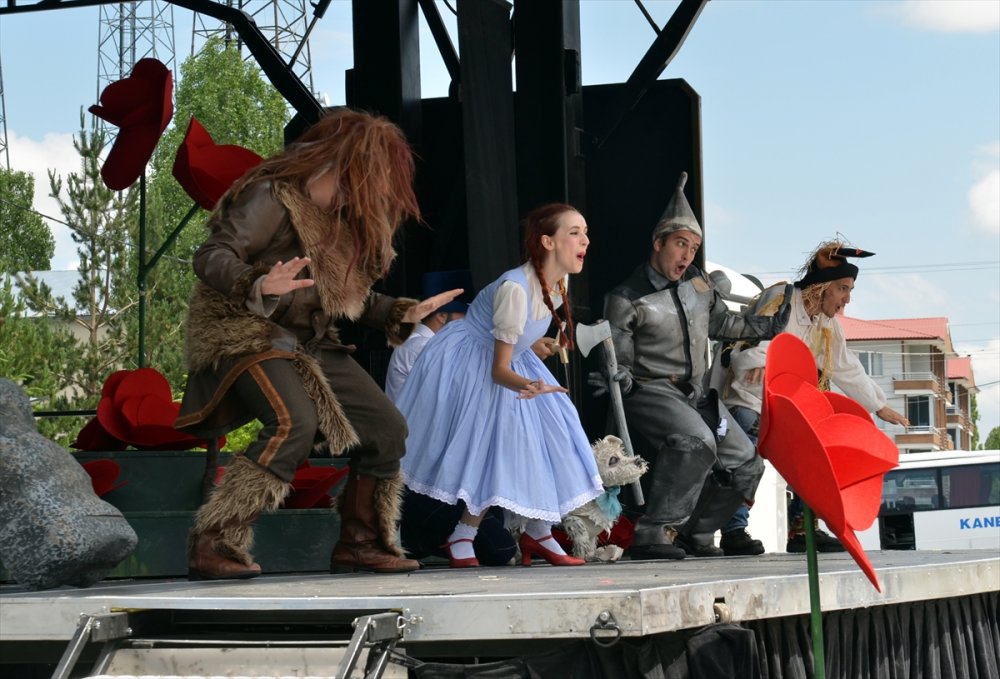 'Kamyon Tiyatrosu'ndan Çocuklara 'Oz Büyücüsü'