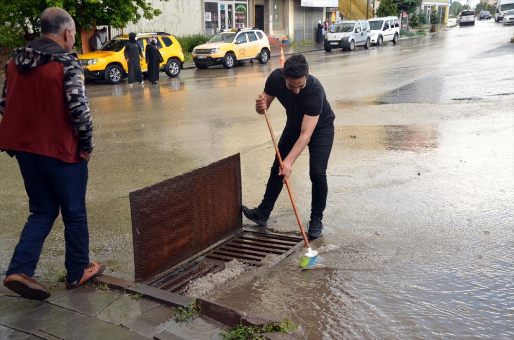 Kars'ta Sağanak Nedeniyle Bazı İş Yerlerini Su Bastı