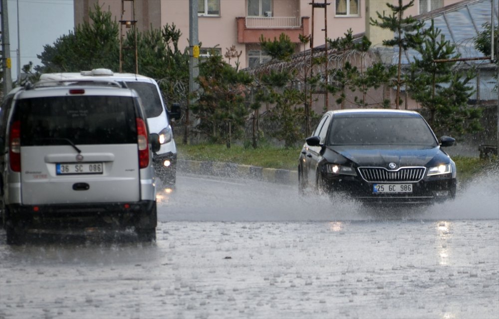 Kars'ta Sağanak Nedeniyle Bazı İş Yerlerini Su Bastı