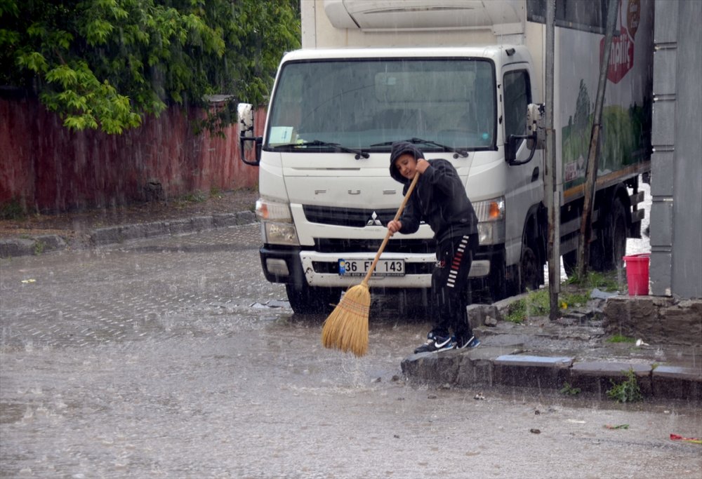 Kars'ta Sağanak Nedeniyle Bazı İş Yerlerini Su Bastı