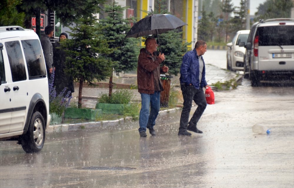 Kars'ta Sağanak Nedeniyle Bazı İş Yerlerini Su Bastı