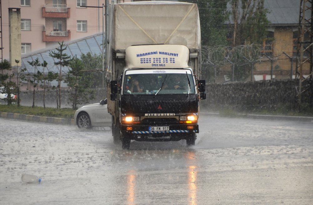 Kars'ta Sağanak Nedeniyle Bazı İş Yerlerini Su Bastı