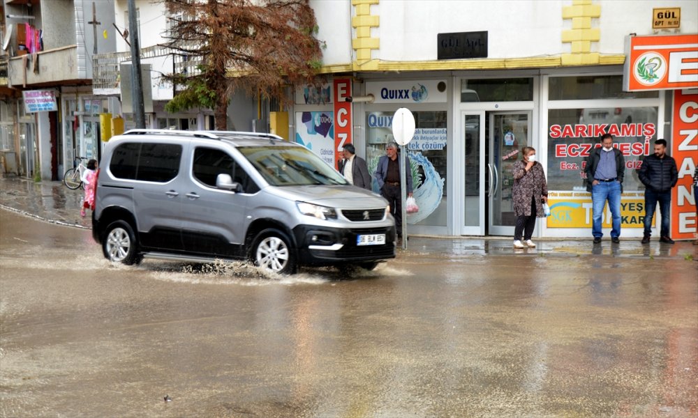 Kars'ta Sağanak Nedeniyle Bazı İş Yerlerini Su Bastı