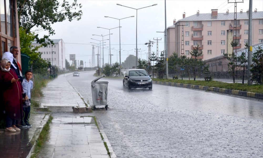 Kars'ta Sağanak Nedeniyle Bazı İş Yerlerini Su Bastı