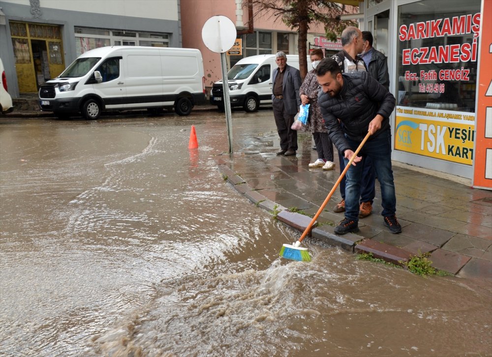 Kars'ta Sağanak Nedeniyle Bazı İş Yerlerini Su Bastı