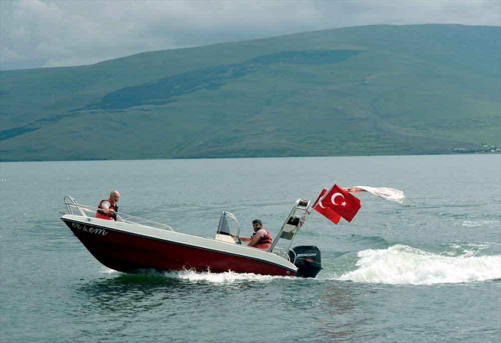 Çıldır Gölü'nde 'Tekne Turları' Başladı