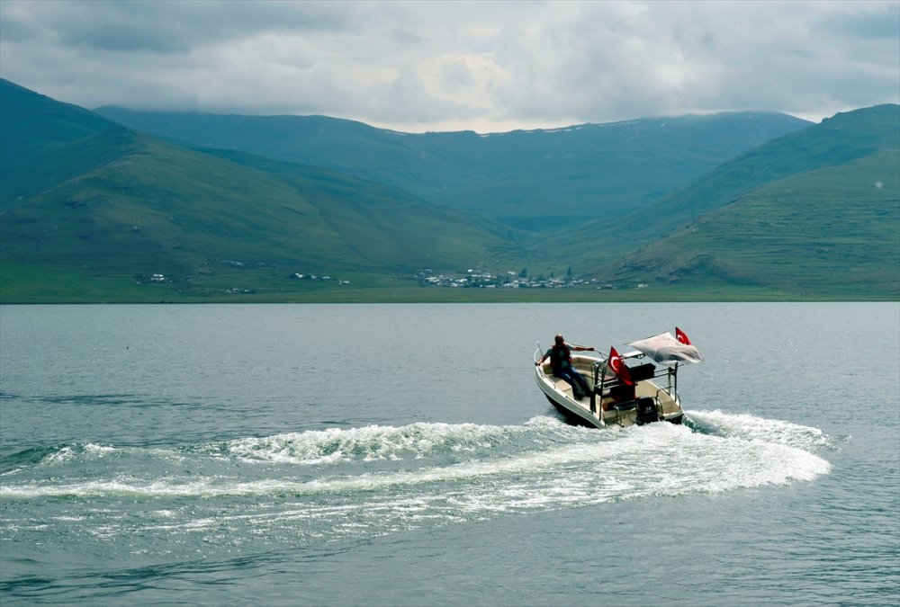 Çıldır Gölü'nde 'Tekne Turları' Başladı