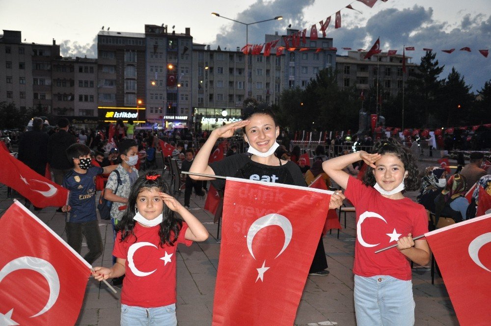 Karslılar 15 Temmuz Şehitlerini Andı