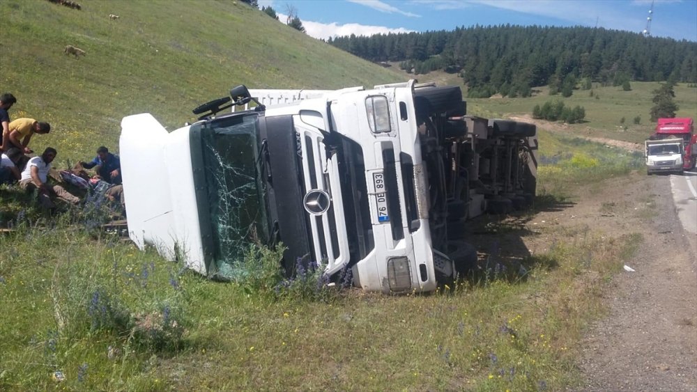 Kars'ta Kurbanlık Taşıyan Tırın Devrilmesi Sonucu 32 Koyun Telef Oldu