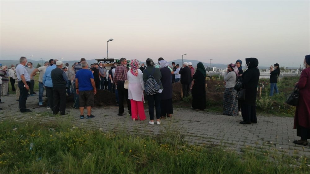 Kars'ta Tüfekle Öldürülüp Su Kuyusuna Atılan Anne Ve Oğlu Toprağa Verildi