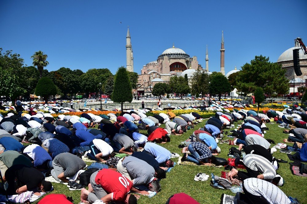 Ayasofya’da 86 Yıl Sonra İlk Namaz