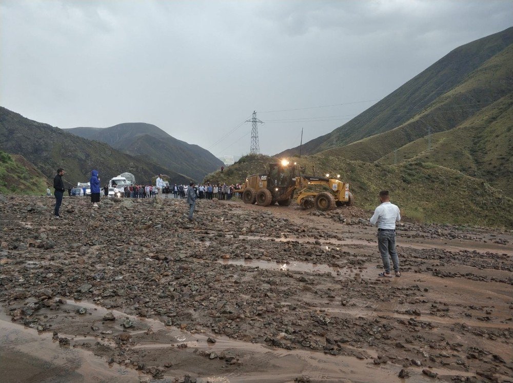 Erzurum - Artvin Karayolunda Heyelan