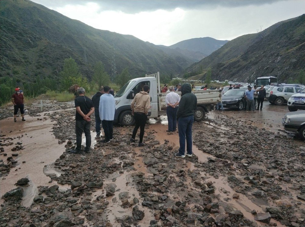 Erzurum - Artvin Karayolunda Heyelan