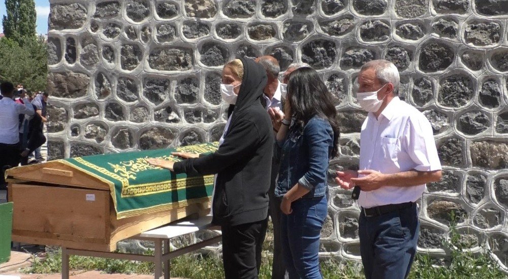 Kazada Hayatını Kaybedenler Kars'ta Toprağa Verildi