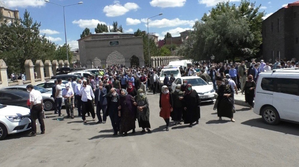 Kazada Hayatını Kaybedenler Kars'ta Toprağa Verildi