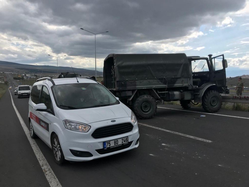 Ardahan’da Askeri Araç Kaza Yaptı