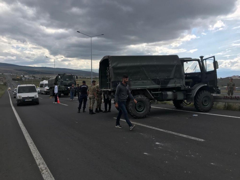 Ardahan’da Askeri Araç Kaza Yaptı