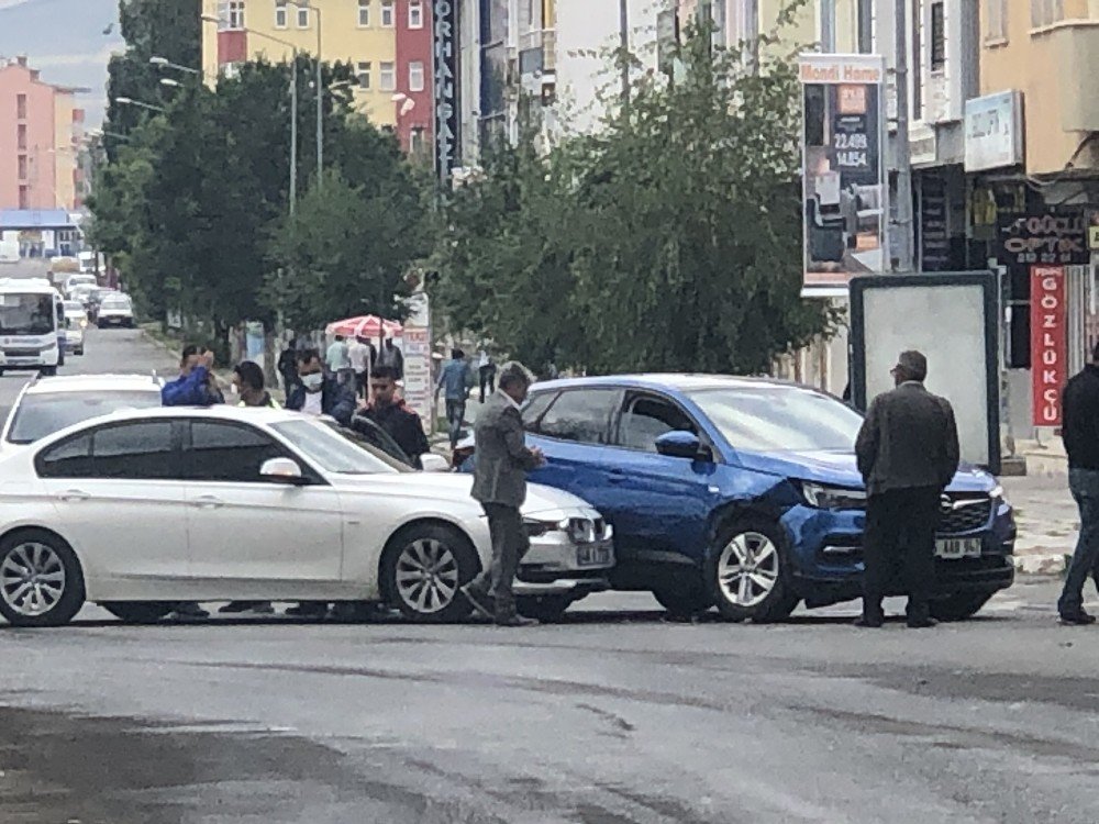 Kars’ta Maddi Hasarlı Trafik Kazası