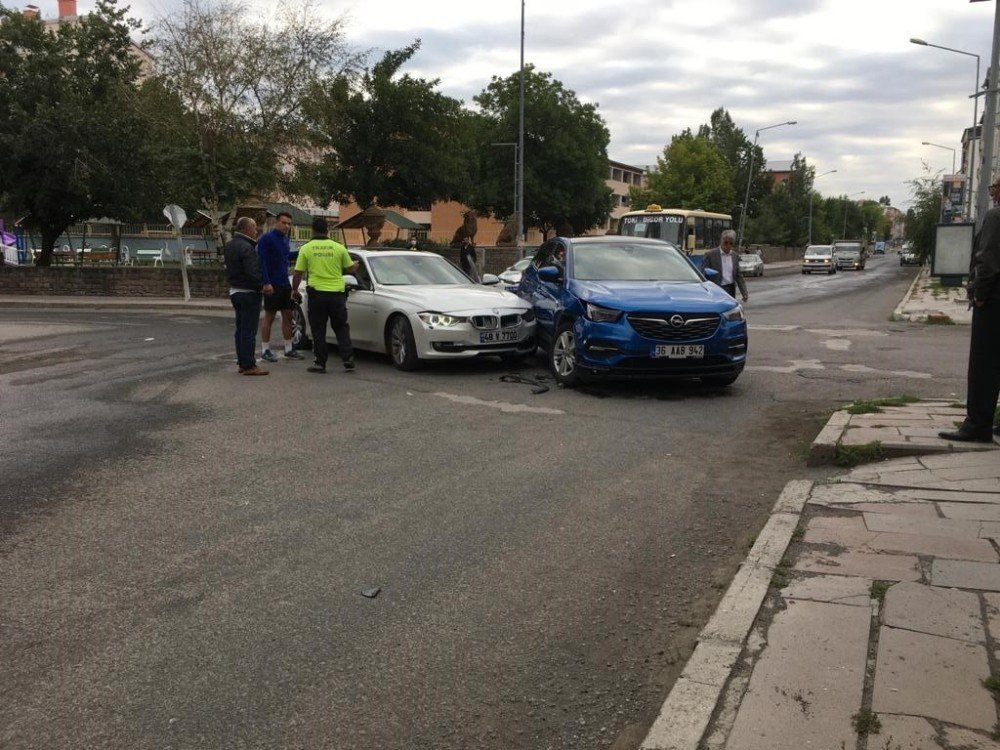 Kars’ta Maddi Hasarlı Trafik Kazası