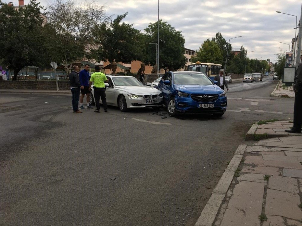 Kars’ta Maddi Hasarlı Trafik Kazası