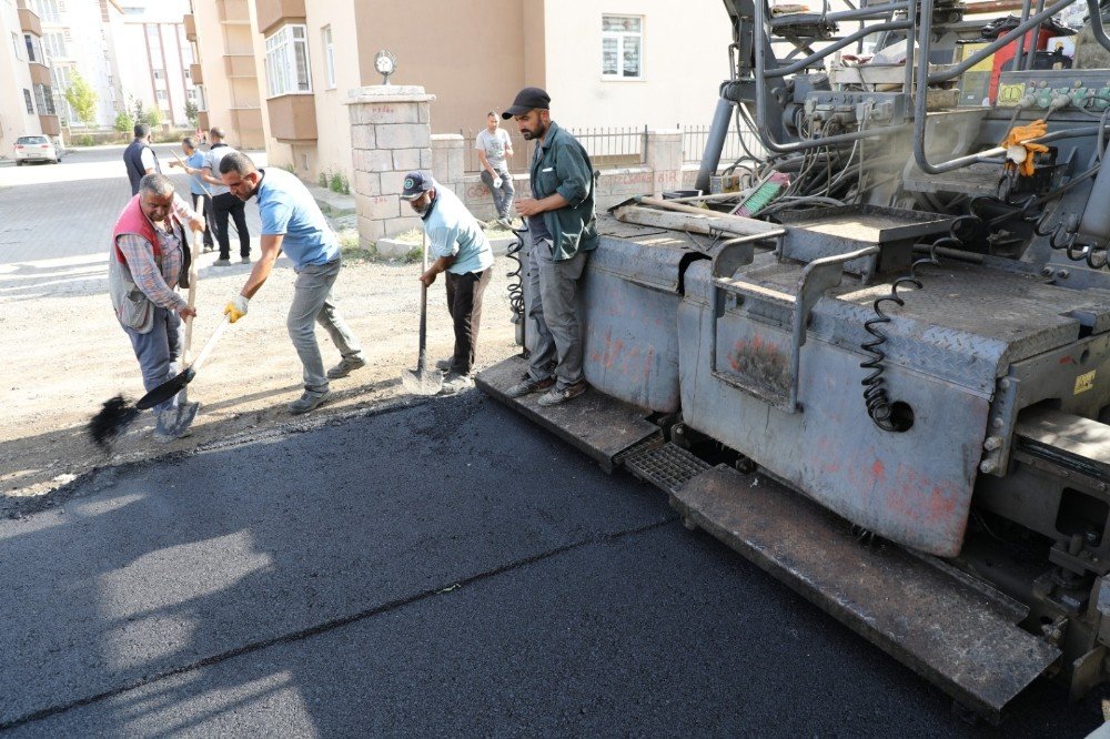 Yol ve Kaldırım Çalışmaları Devam Ediyor