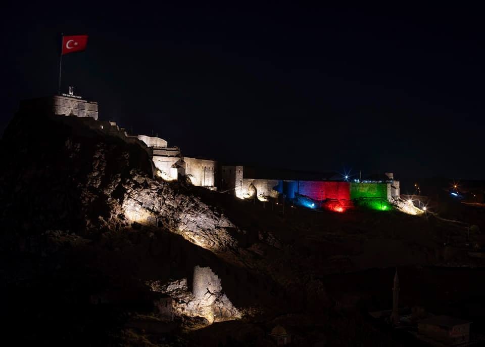 Kale Azerbaycan Bayrağı Renkleriyle Aydınlandı