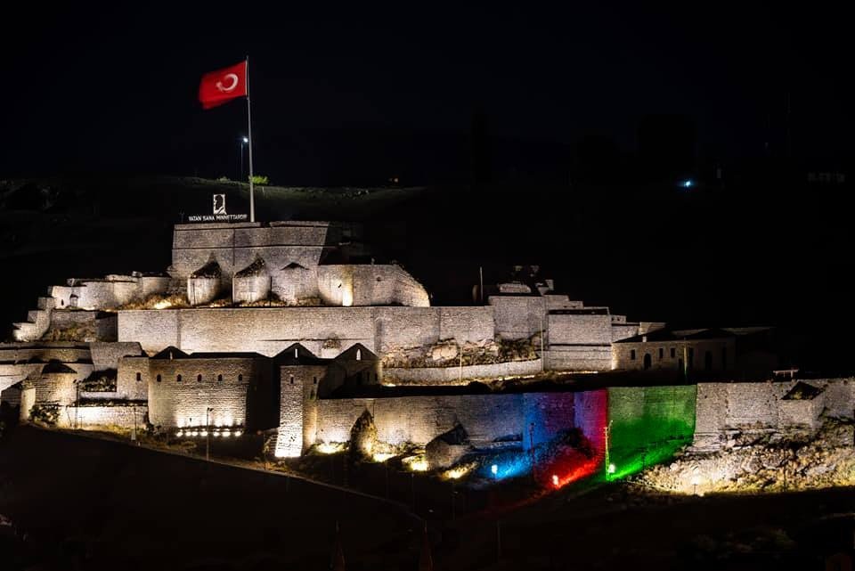 Kale Azerbaycan Bayrağı Renkleriyle Aydınlandı