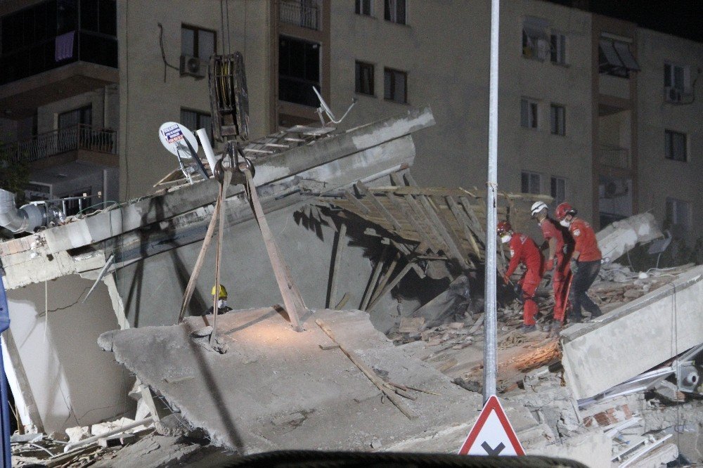 İzmir’de 17 Saattir Arama Kurtarma Çalışmaları Devam Ediyor