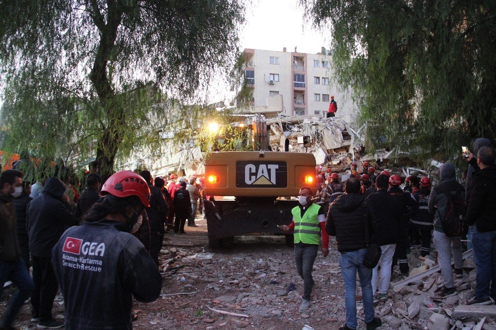 İzmir’de 17 Saattir Arama Kurtarma Çalışmaları Devam Ediyor