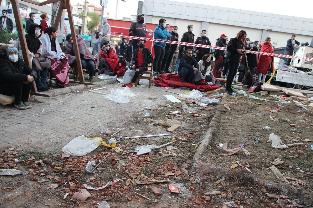 İzmir’de 17 Saattir Arama Kurtarma Çalışmaları Devam Ediyor