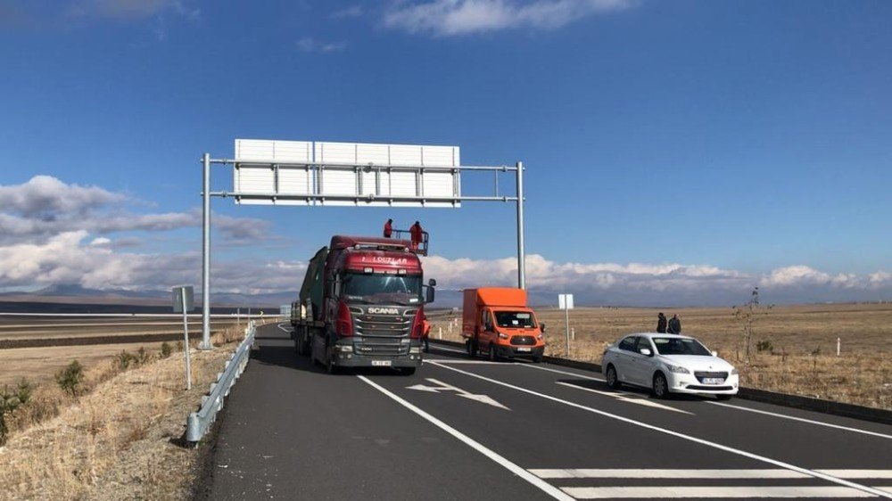 Karakurt Horasan Yolu Trafiğe Açıldı