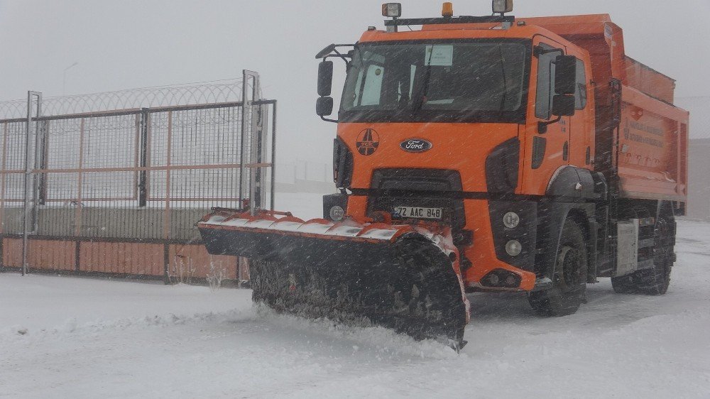 'Sahara Geçidi'nde Ulaşıma Kar ve Tipi Engeli