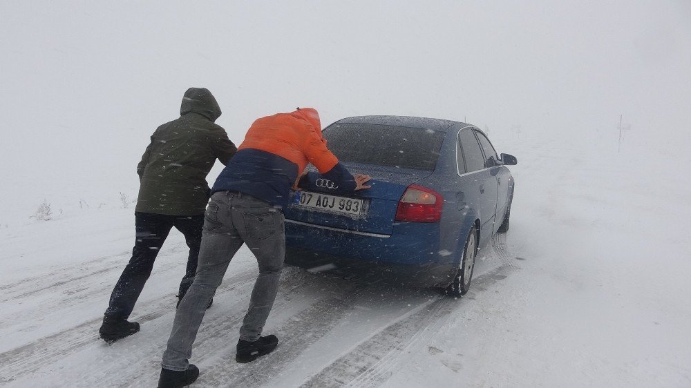 'Sahara Geçidi'nde Ulaşıma Kar ve Tipi Engeli